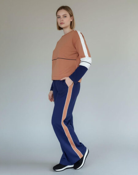 stilingas modernus laisvalaikio kostiumas moterims, su plačiomis kelnėmis