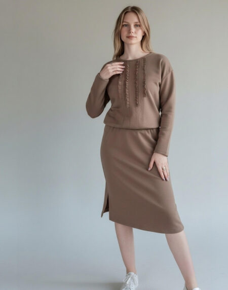 trikotažinis kostiumėlis su sijonu iki kelių