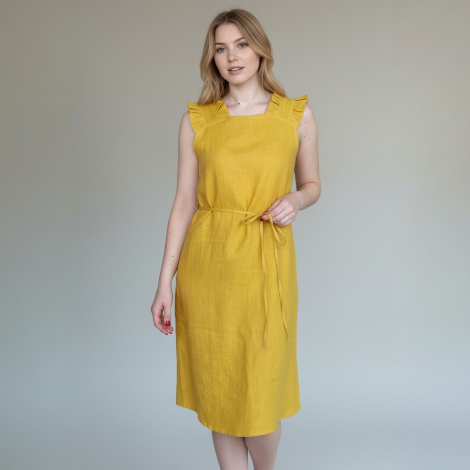 lininė suknelė iki kelių, su be rankovių, su plačiomis petnešėlėmis, su dirželiu