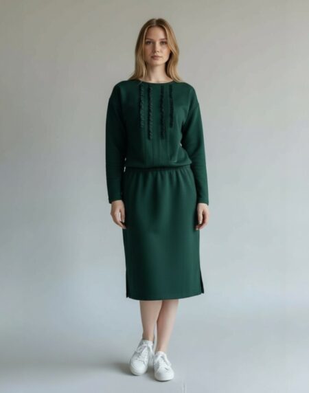 žalias kostiumėlis su sijonu