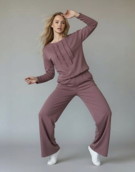 stilingas laisvalaikio kostiumas moterims, džemperis su plačiomis kelnėmis, džemperio priekis dekoruotas raukinukais. pelenų rožinės spalvos