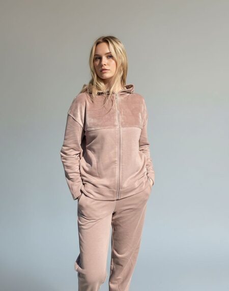 kapučino laisvalaikio kostiumas su užtrauktuku ir kapišonu