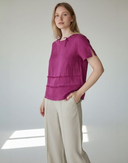 lininė palaidinė trumpomis rankovėmis, rankovės su skeltukais, kaklo iškirptė su šniureliu reguliuojasi, palaidinės priekis dekoruotas kutais