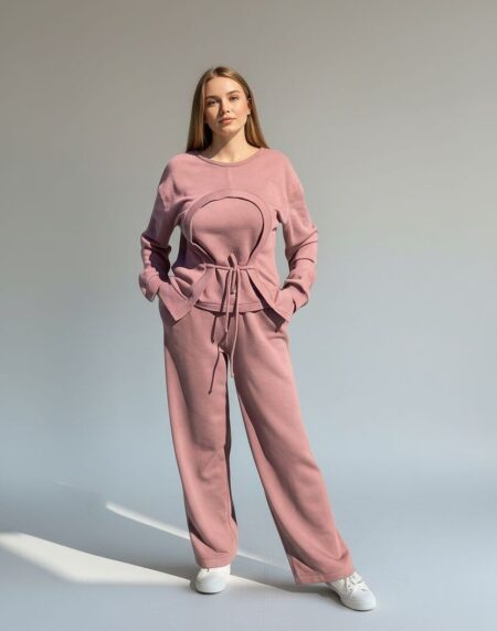 išskirtinis laisvalaikio kostiumas su plačiomis kelnėmis, išskirtinis džemperis priekyje susiriša