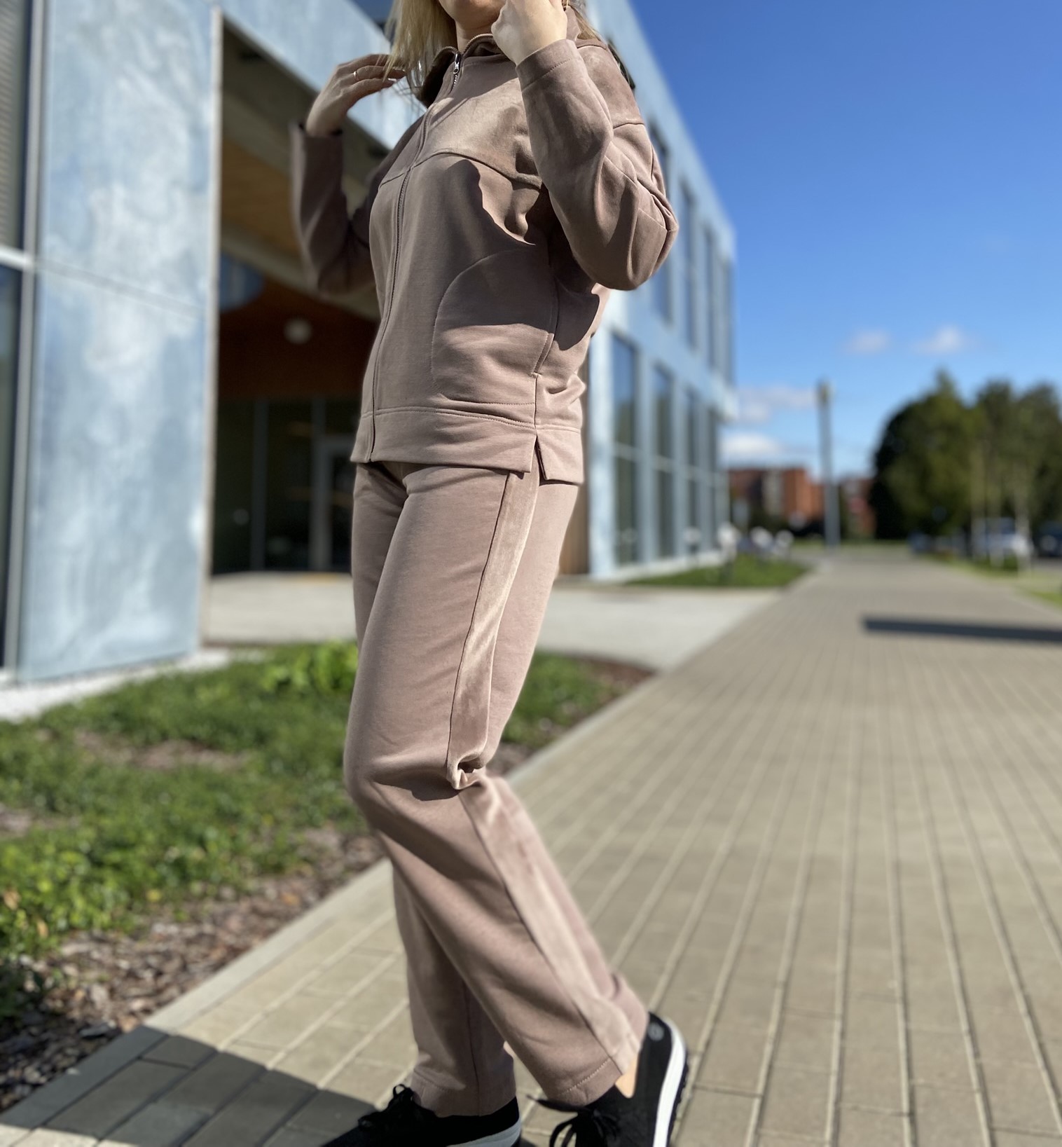 Laisvalaikio kostiumas su užtrauktuku ir veliūro detalėmis - Image 4