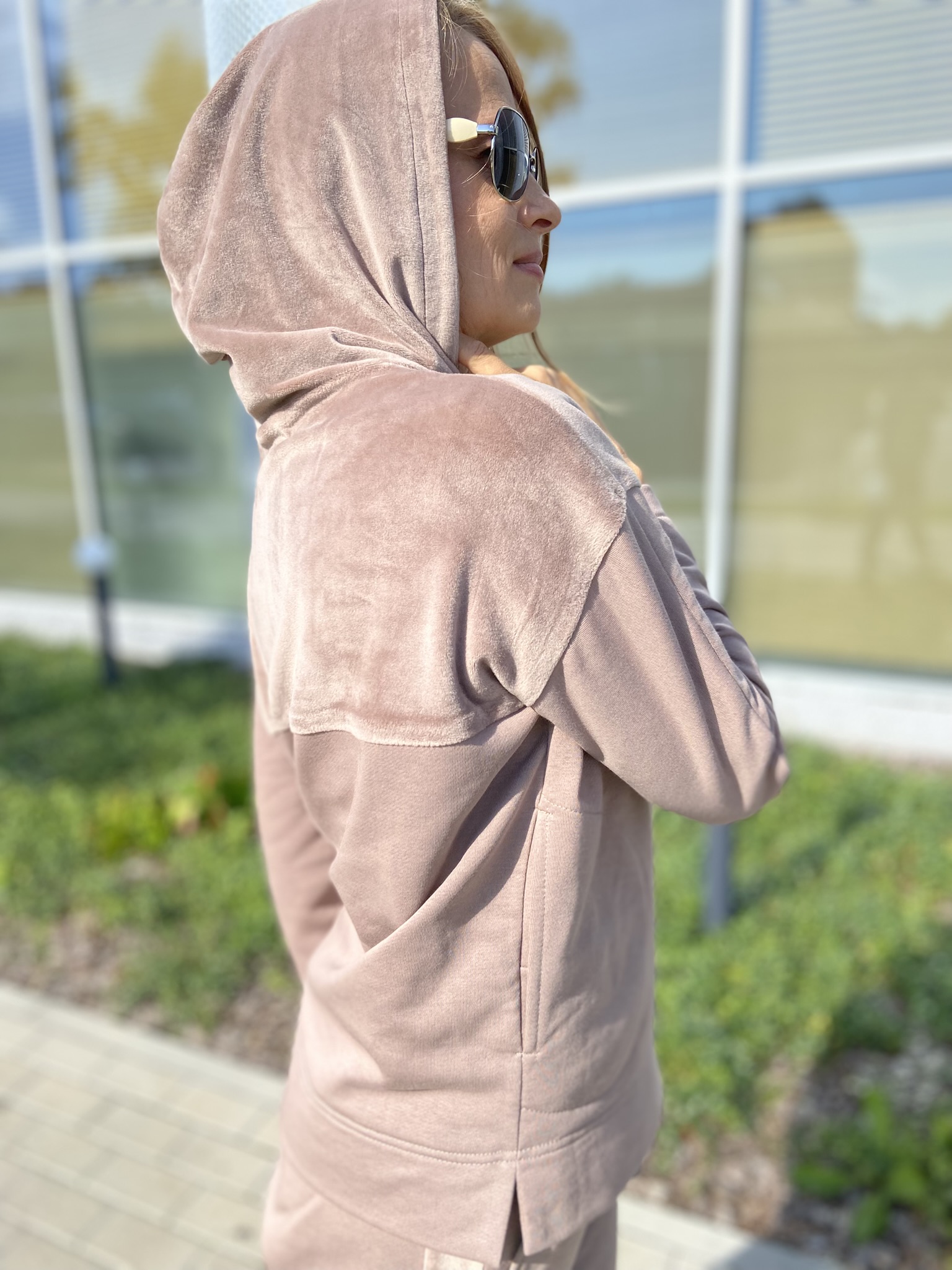 Laisvalaikio kostiumas su užtrauktuku ir veliūro detalėmis - Image 2