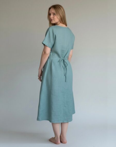 lininė suknelė žemiau kelių, surišama nugaroje