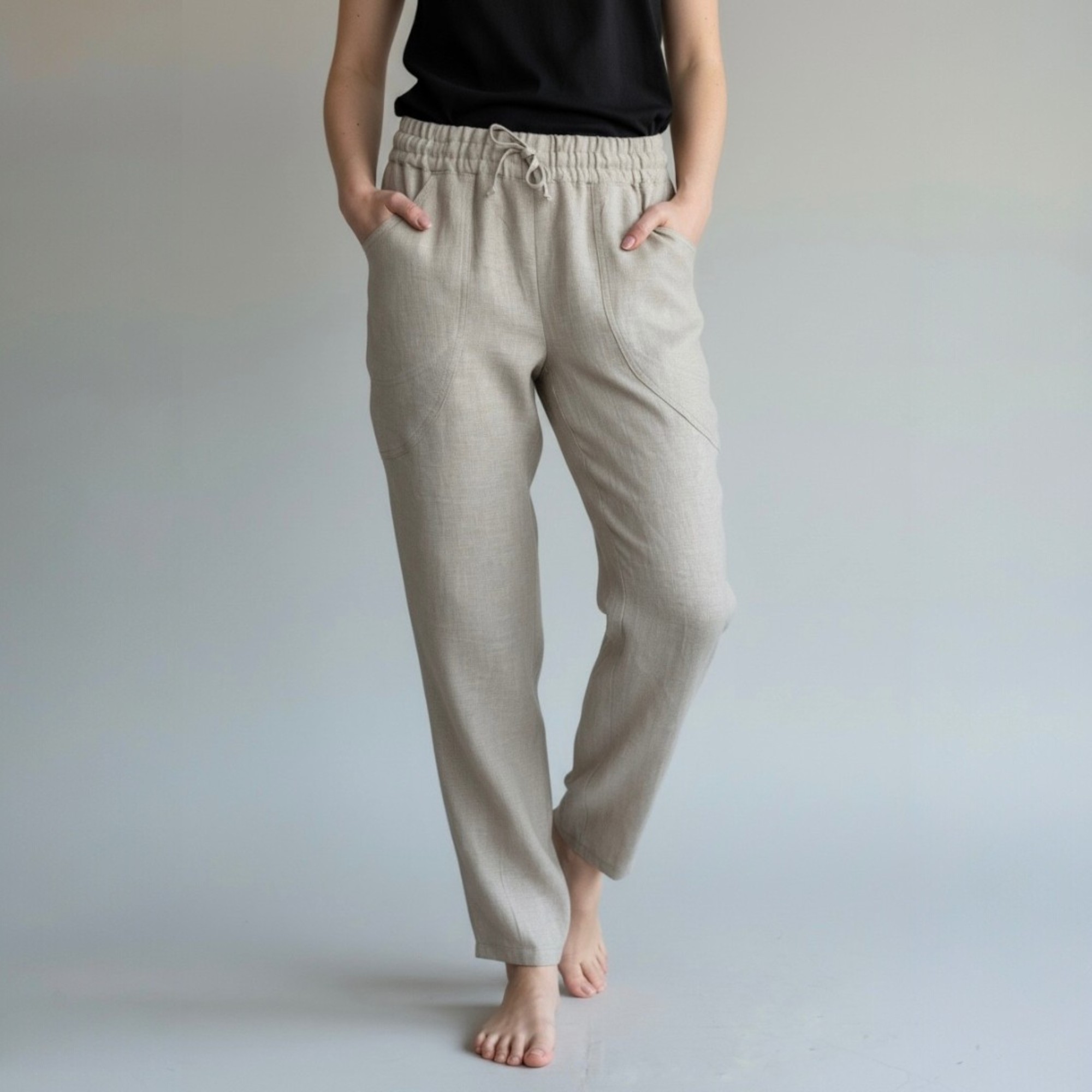 siaurėjančios lininės kelnės su kišenėmis, liemuo su guma