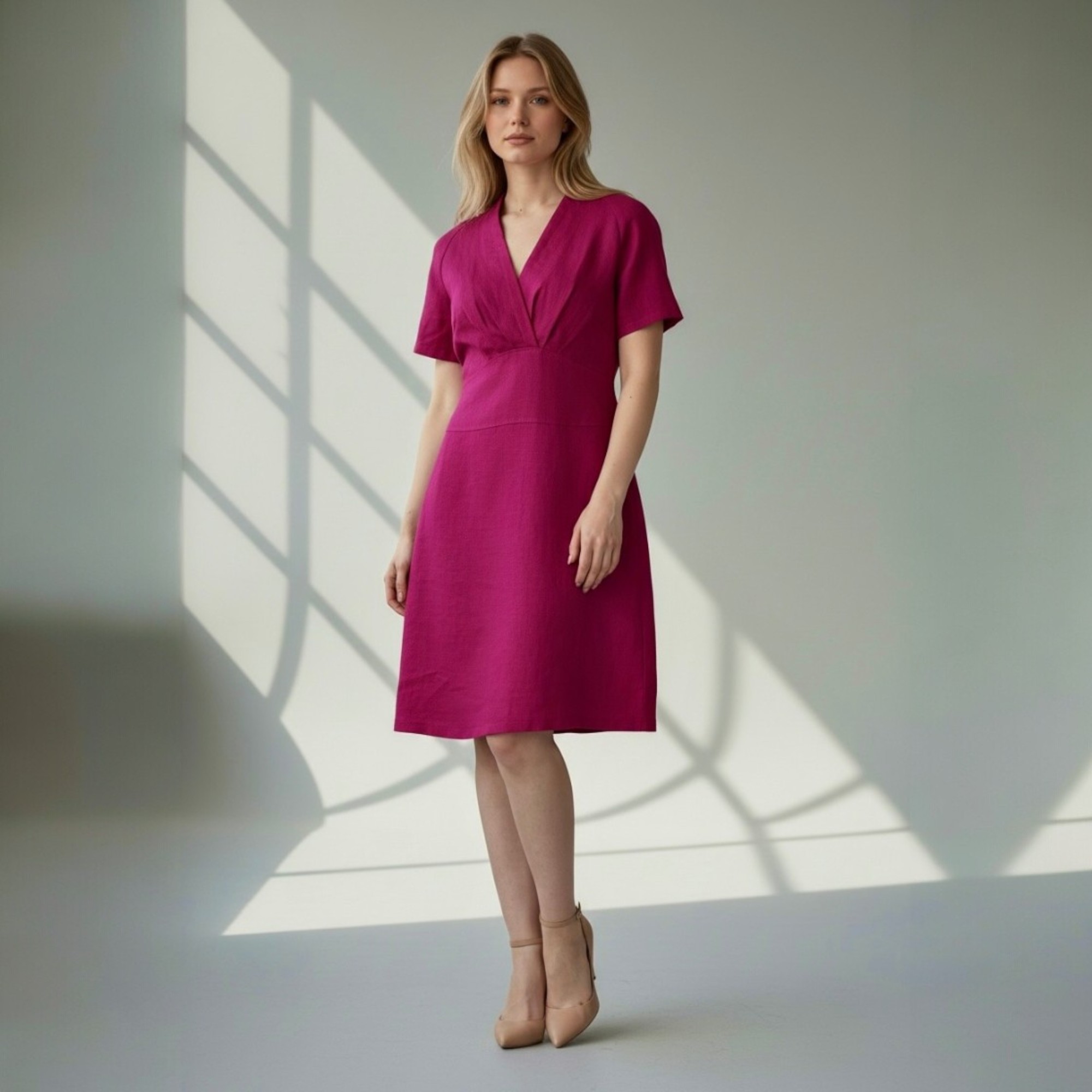 elegantiška lininė suknelė, ilgis iki kelių, pabrėžianti liemenį