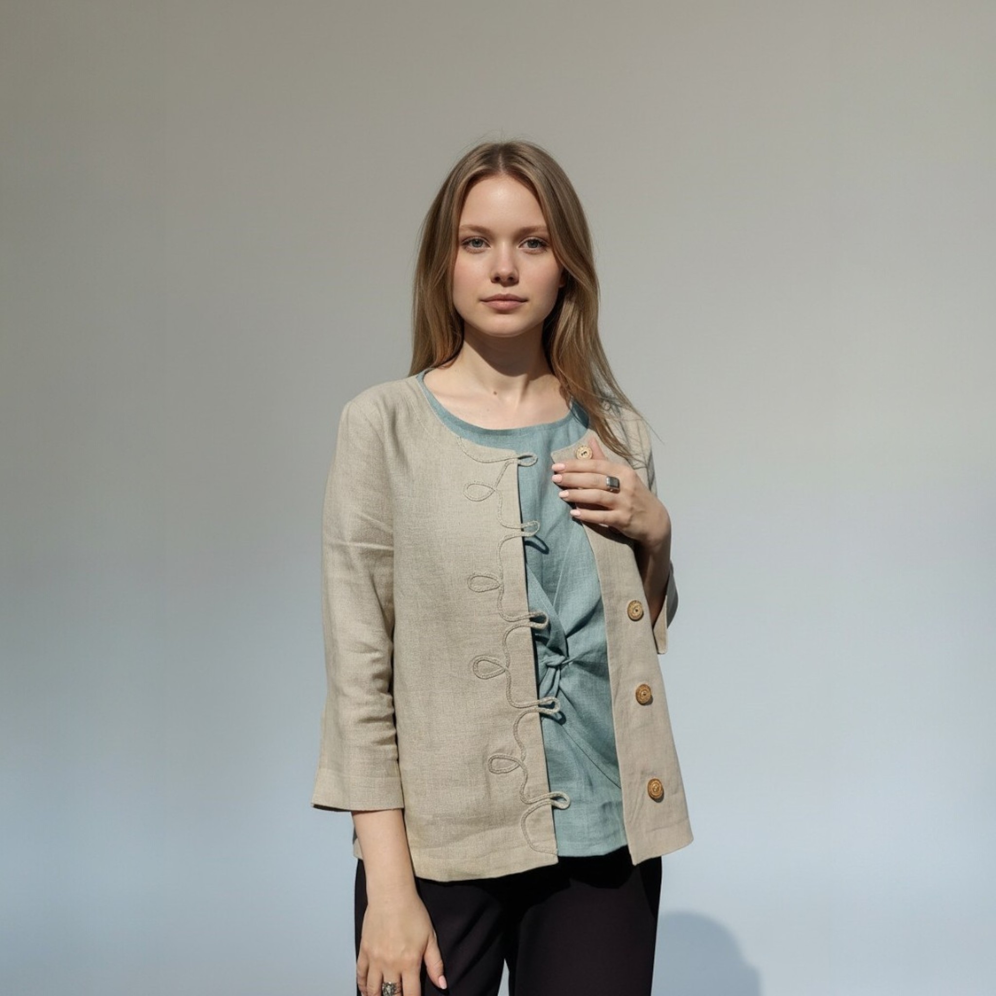 Natūralaus lino švarkelis su trijų ketvirčių rankovėmis, susagstomas