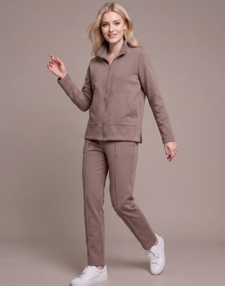 beige laisvalaikio kostiumas