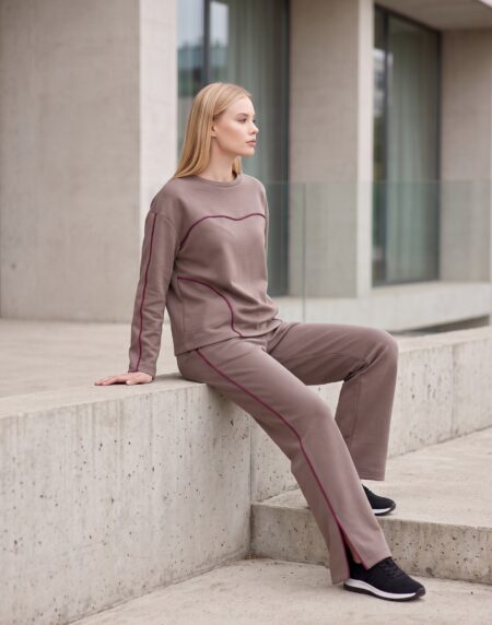 beige laisvalaikio kostiumas