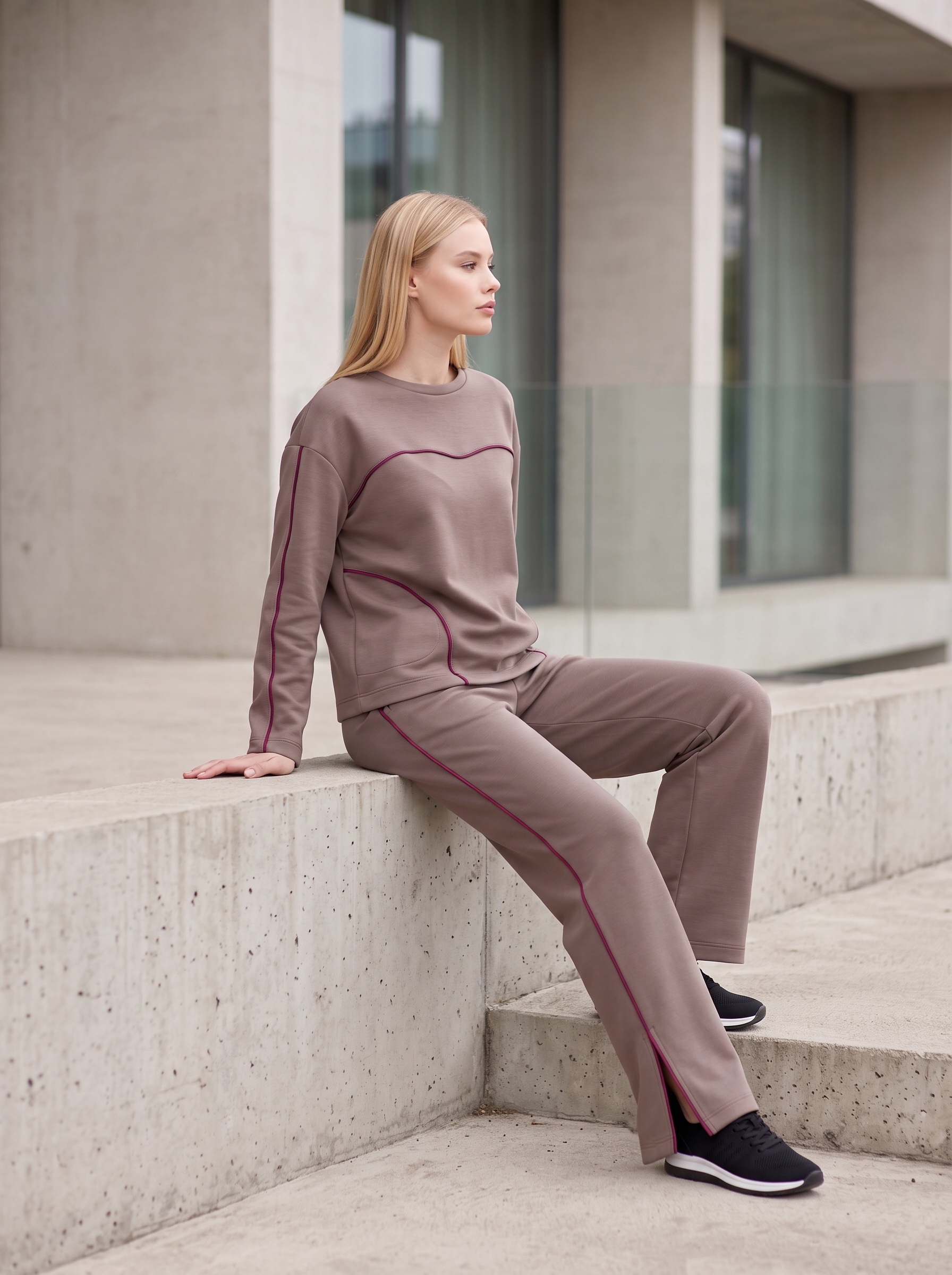 beige laisvalaikio kostiumas